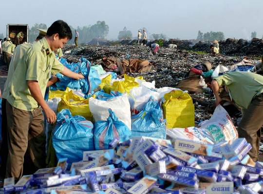 Tái xuất thuốc lá lậu: Một công đôi việc