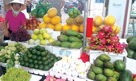 Quả TQ mác VN: Tiểu thương nói có, quản lý bảo không